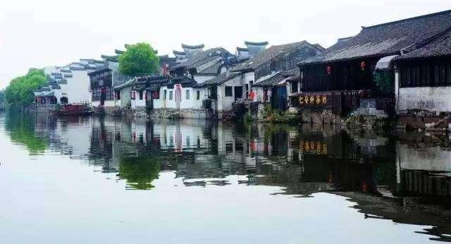 王者风范!乔治王子在圣诞音乐会上展现超越年龄的成熟与稳重