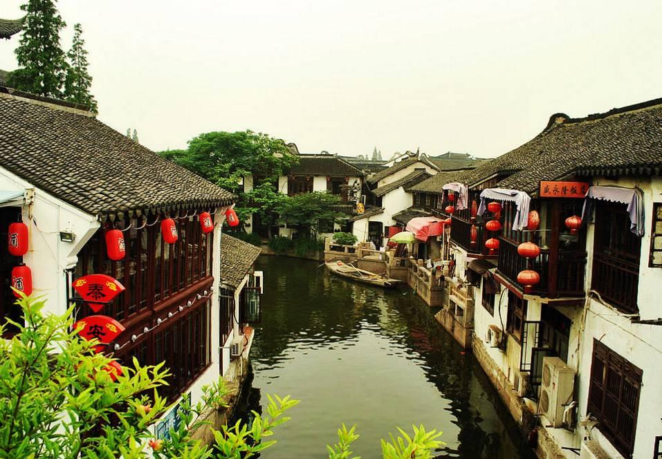 天津曾经堪称是“地标性”的商场,如今却冷冷清清,一片萧条之景